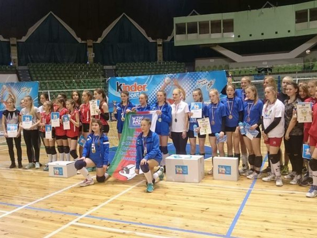 Mistrzostwo Wielkopolski dla UKS Jedynka, siatkarki z Wrześni najlepsze w mini siatkówce w kategorii czwórek (galeria)