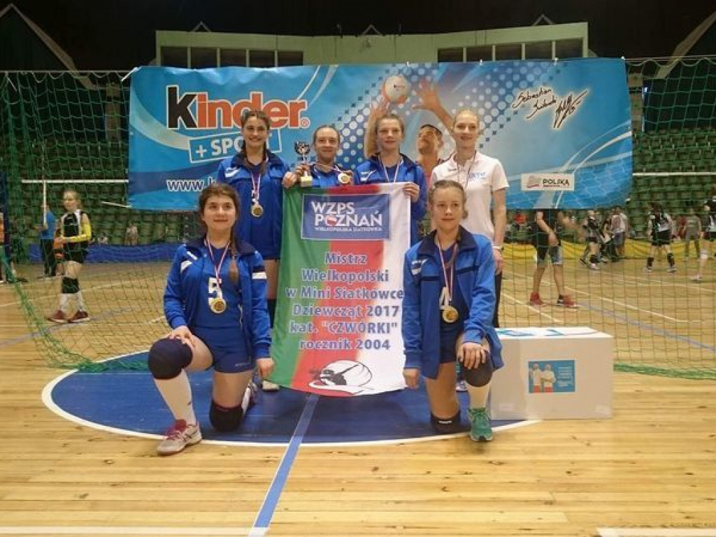 Mistrzostwo Wielkopolski dla UKS Jedynka, siatkarki z Wrześni najlepsze w mini siatkówce w kategorii czwórek (galeria)