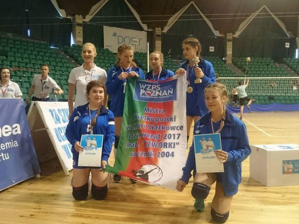 Mistrzostwo Wielkopolski dla UKS Jedynka, siatkarki z Wrześni najlepsze w mini siatkówce w kategorii czwórek (galeria)