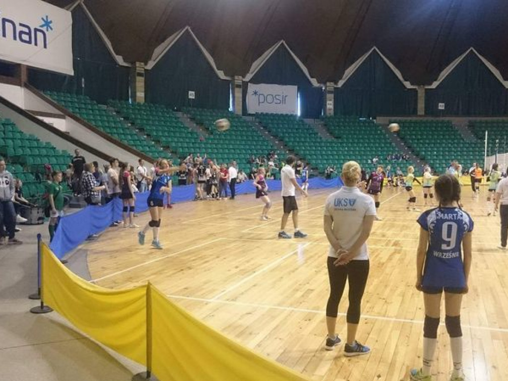 Mistrzostwo Wielkopolski dla UKS Jedynka, siatkarki z Wrześni najlepsze w mini siatkówce w kategorii czwórek (galeria)