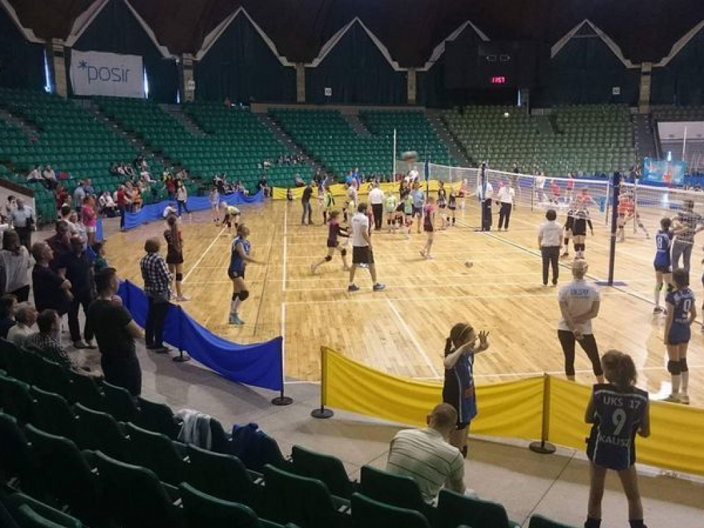 Mistrzostwo Wielkopolski dla UKS Jedynka, siatkarki z Wrześni najlepsze w mini siatkówce w kategorii czwórek (galeria)