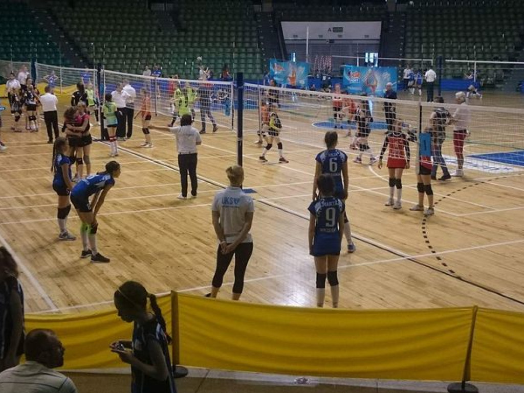 Mistrzostwo Wielkopolski dla UKS Jedynka, siatkarki z Wrześni najlepsze w mini siatkówce w kategorii czwórek (galeria)