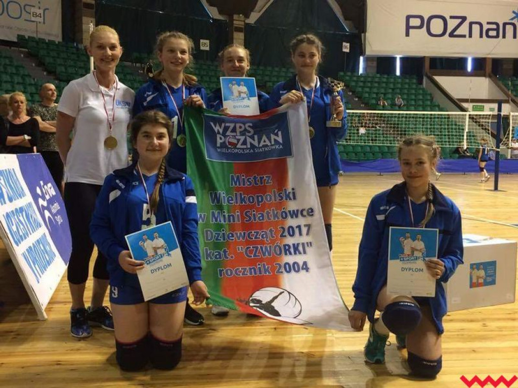 Mistrzostwo Wielkopolski dla UKS Jedynka, siatkarki z Wrześni najlepsze w mini siatkówce w kategorii czwórek (galeria)
