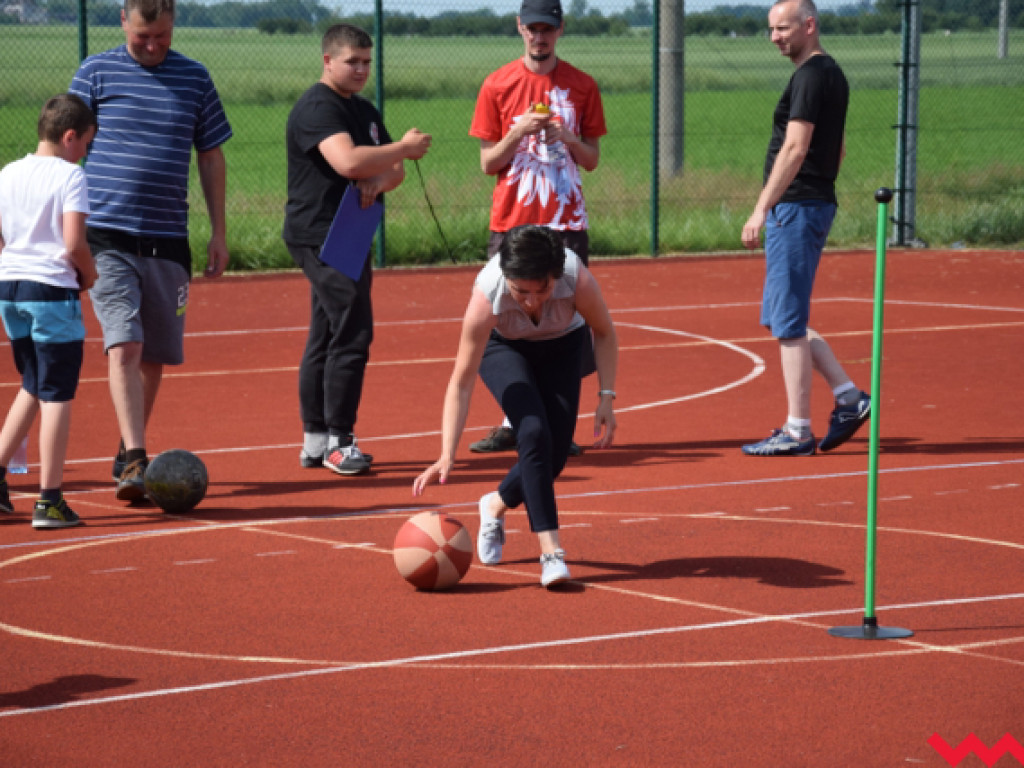 Rodzinna zabawa na kołaczkowskim Orliku. Dali radę mimo upalnej pogody