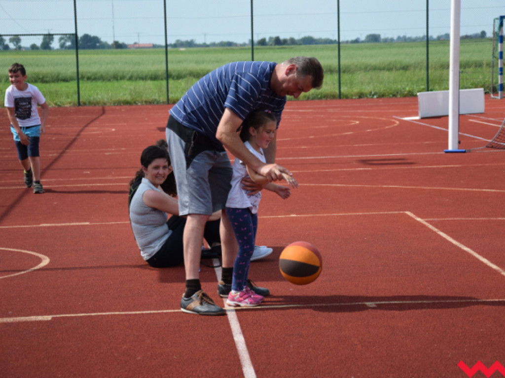 Rodzinna zabawa na kołaczkowskim Orliku. Dali radę mimo upalnej pogody