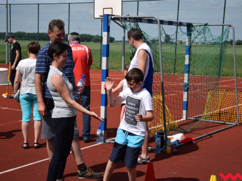 Rodzinna zabawa na kołaczkowskim Orliku. Dali radę mimo upalnej pogody