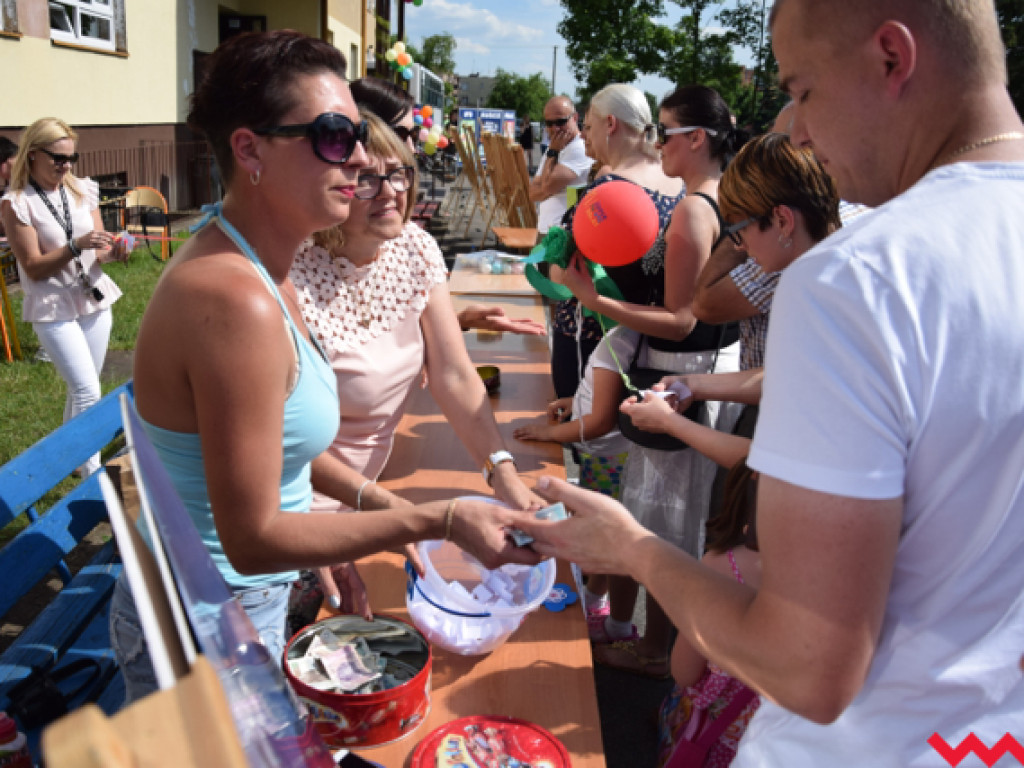 Ekologiczny festyn na zakończenie roku szkolnego w Bieganowie. Mnóstwo atrakcji, duża frekwencja i flashmob