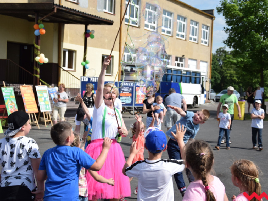 Ekologiczny festyn na zakończenie roku szkolnego w Bieganowie. Mnóstwo atrakcji, duża frekwencja i flashmob