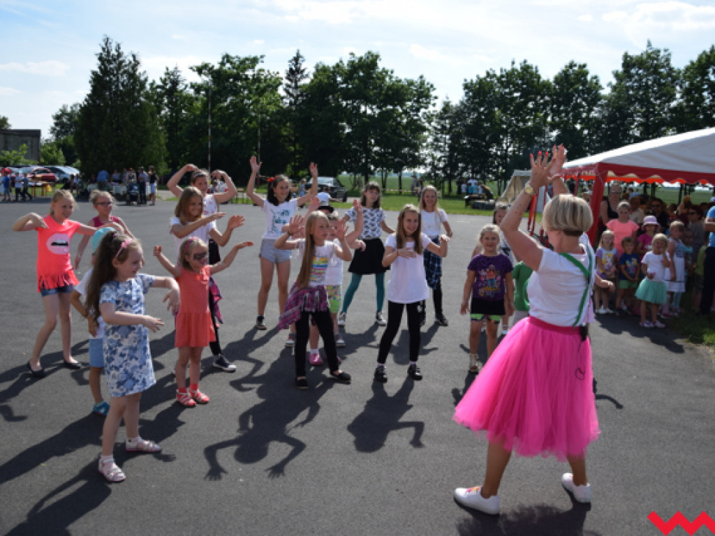Ekologiczny festyn na zakończenie roku szkolnego w Bieganowie. Mnóstwo atrakcji, duża frekwencja i flashmob