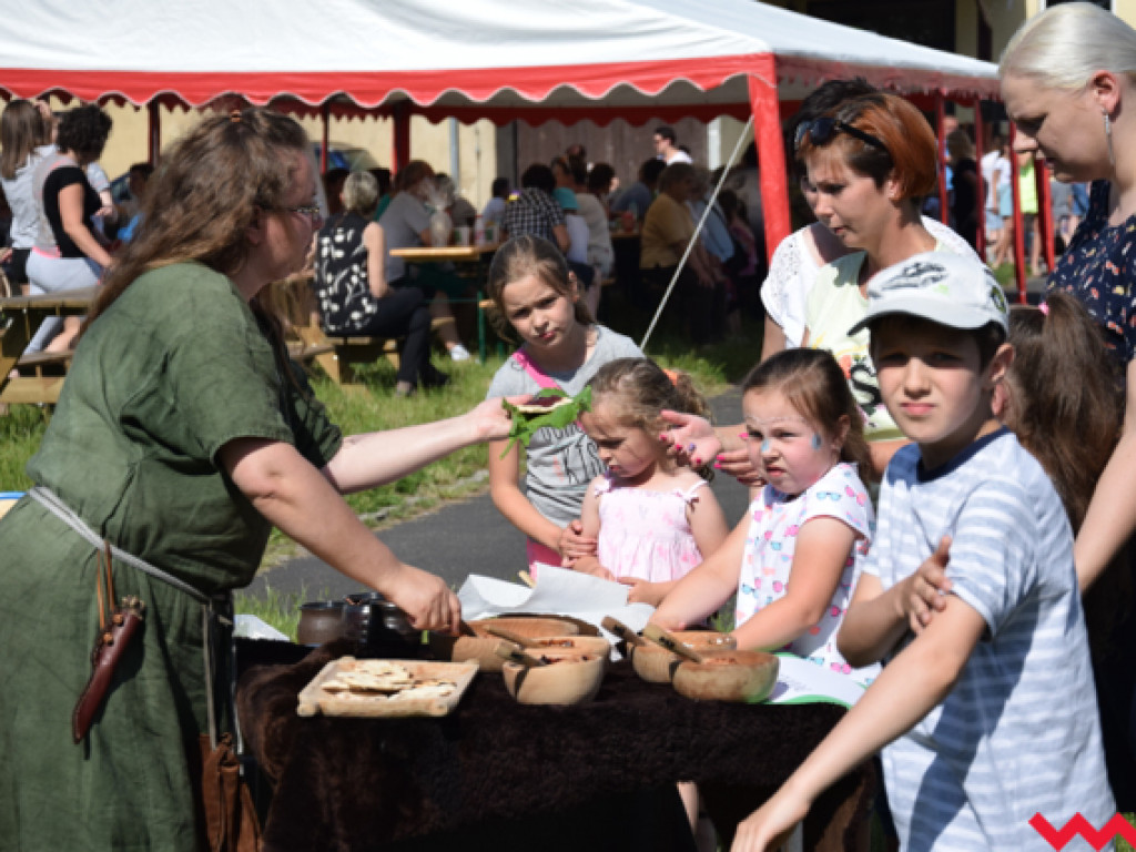 Ekologiczny festyn na zakończenie roku szkolnego w Bieganowie. Mnóstwo atrakcji, duża frekwencja i flashmob