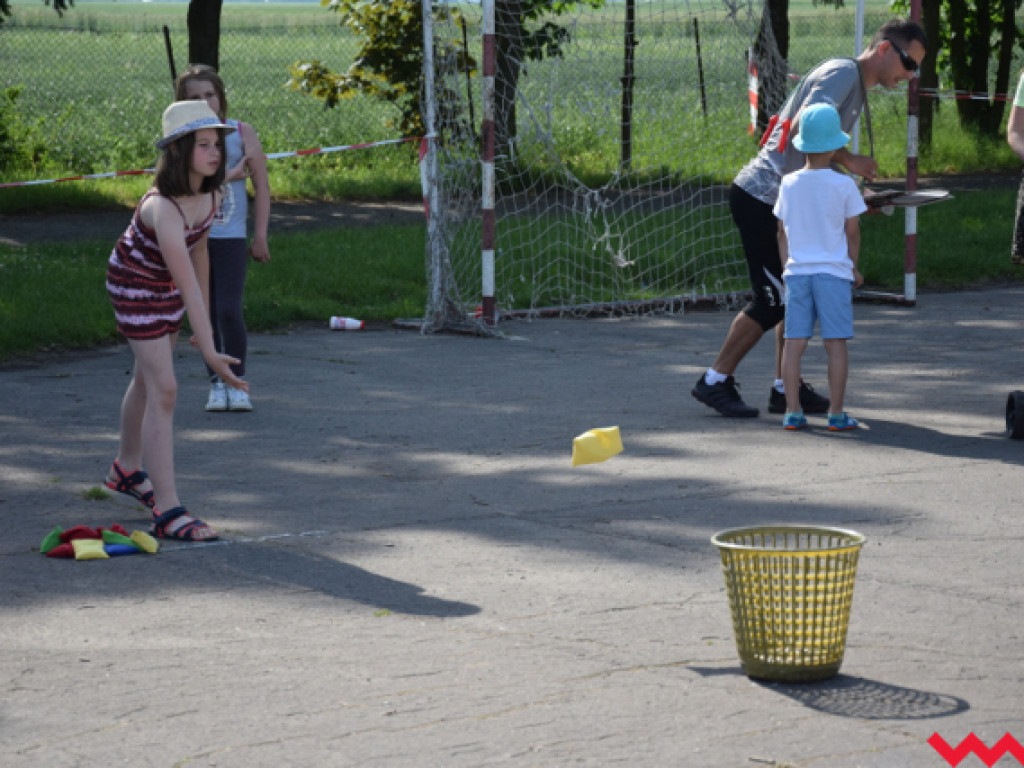Ekologiczny festyn na zakończenie roku szkolnego w Bieganowie. Mnóstwo atrakcji, duża frekwencja i flashmob