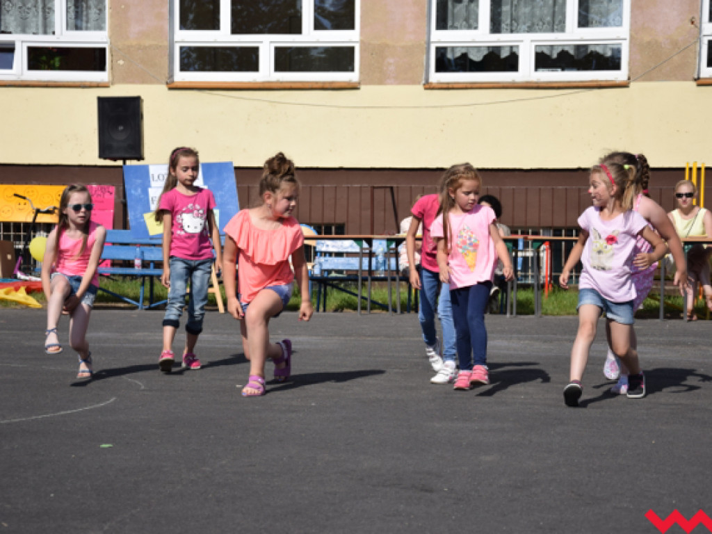 Ekologiczny festyn na zakończenie roku szkolnego w Bieganowie. Mnóstwo atrakcji, duża frekwencja i flashmob