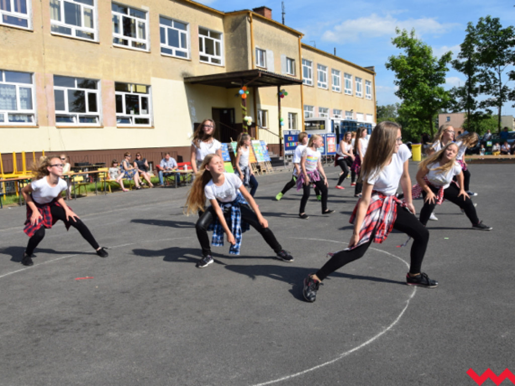 Ekologiczny festyn na zakończenie roku szkolnego w Bieganowie. Mnóstwo atrakcji, duża frekwencja i flashmob