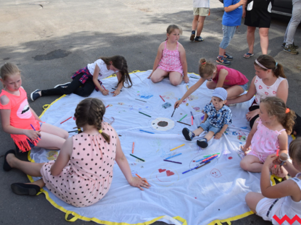 Ekologiczny festyn na zakończenie roku szkolnego w Bieganowie. Mnóstwo atrakcji, duża frekwencja i flashmob