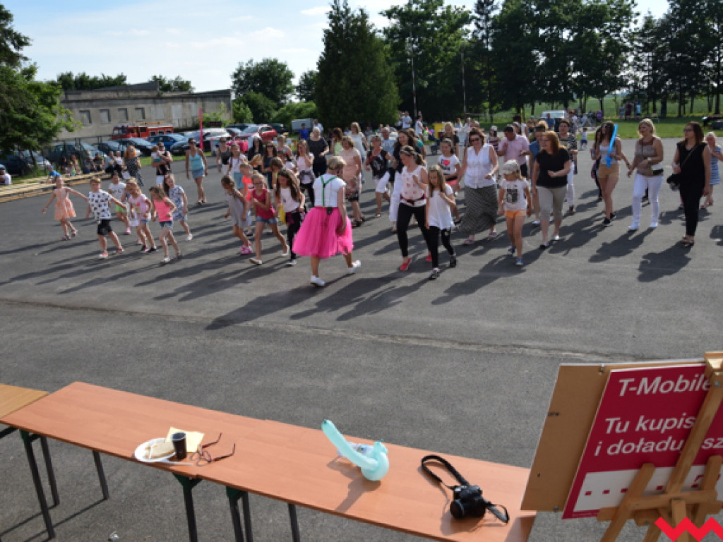 Ekologiczny festyn na zakończenie roku szkolnego w Bieganowie. Mnóstwo atrakcji, duża frekwencja i flashmob