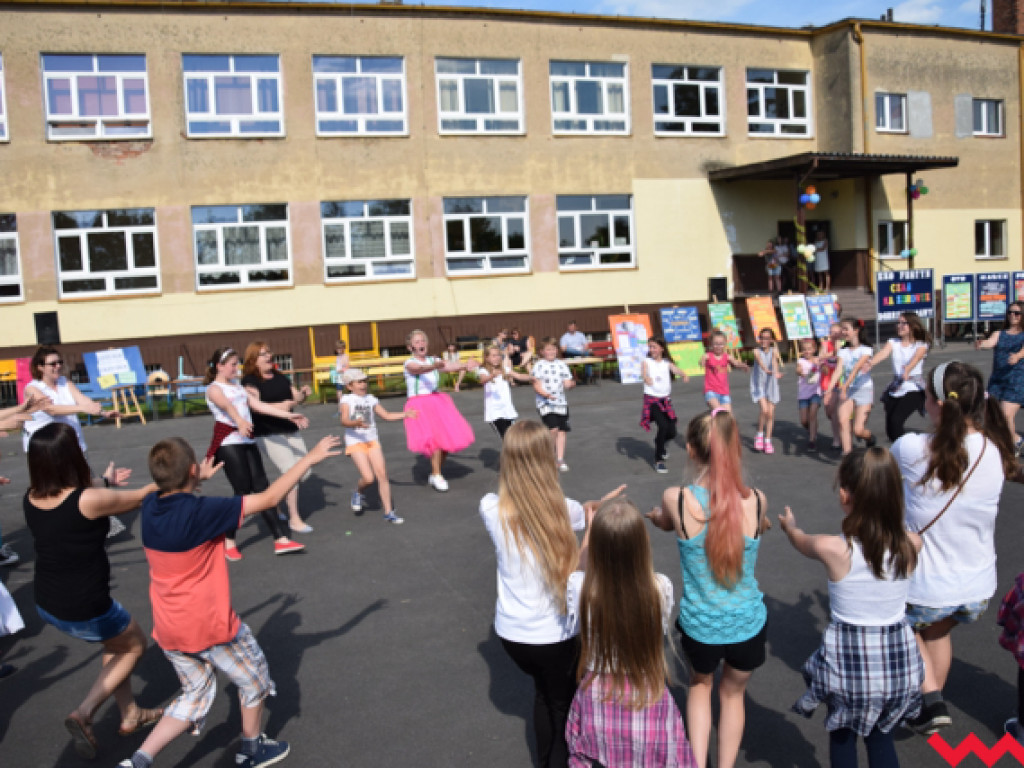 Ekologiczny festyn na zakończenie roku szkolnego w Bieganowie. Mnóstwo atrakcji, duża frekwencja i flashmob