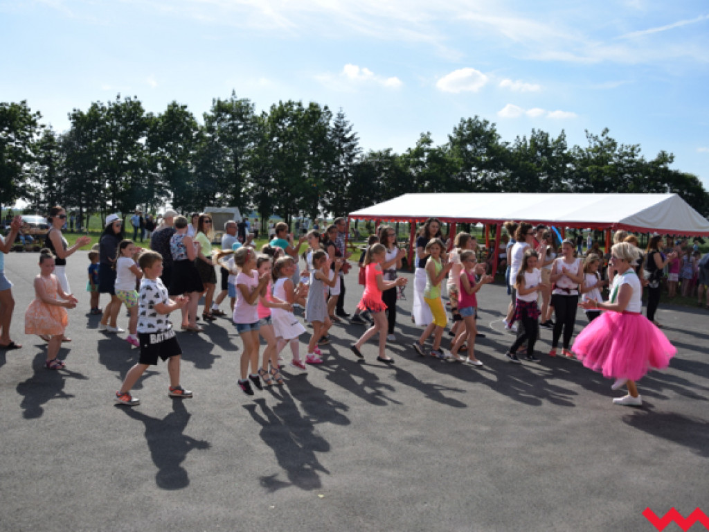 Ekologiczny festyn na zakończenie roku szkolnego w Bieganowie. Mnóstwo atrakcji, duża frekwencja i flashmob