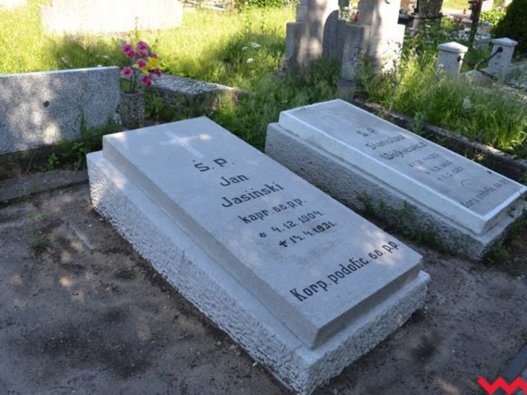 Kolejne dwa nagrobki odnowione dzięki kweście