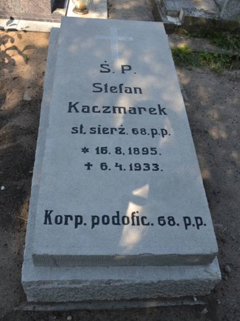 Kolejne dwa nagrobki odnowione dzięki kweście