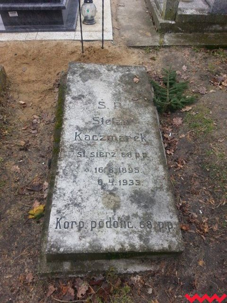 Kolejne dwa nagrobki odnowione dzięki kweście