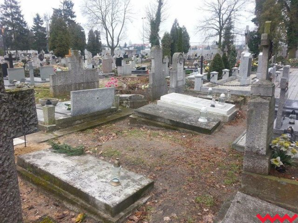 Kolejne dwa nagrobki odnowione dzięki kweście