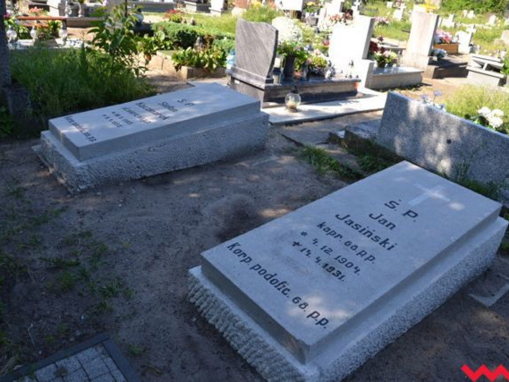 Kolejne dwa nagrobki odnowione dzięki kweście