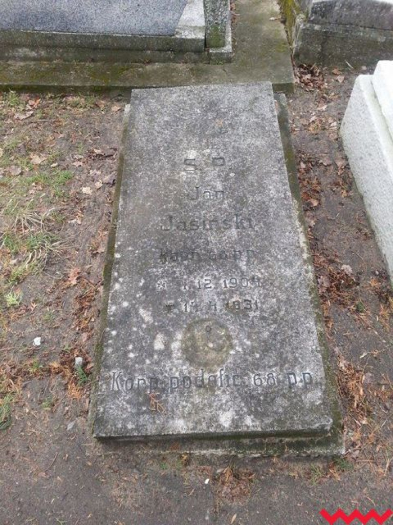 Kolejne dwa nagrobki odnowione dzięki kweście