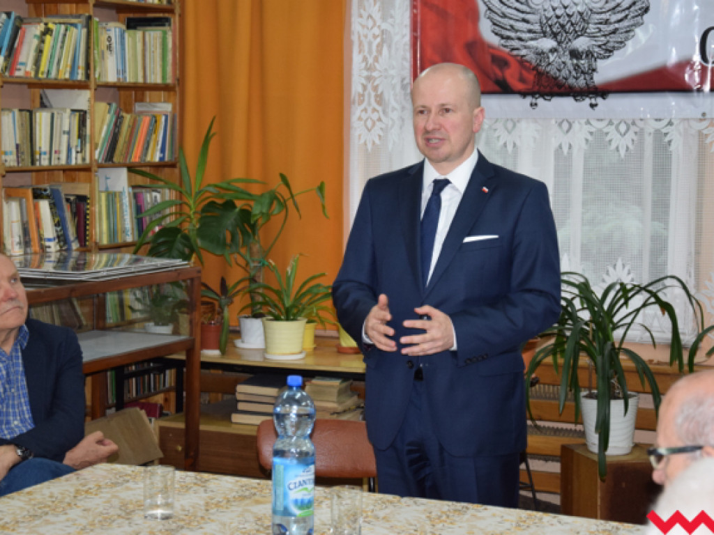 Spotkanie z posłem Bartłomiejem Wróblewskim. W tle ostre spory na wrzesińskiej prawicy