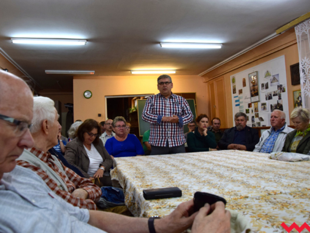 Spotkanie z posłem Bartłomiejem Wróblewskim. W tle ostre spory na wrzesińskiej prawicy