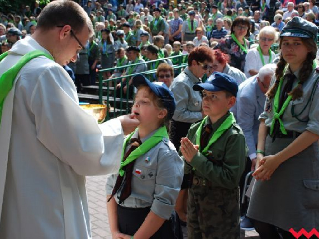 Harcerska msza na amfiteatrze