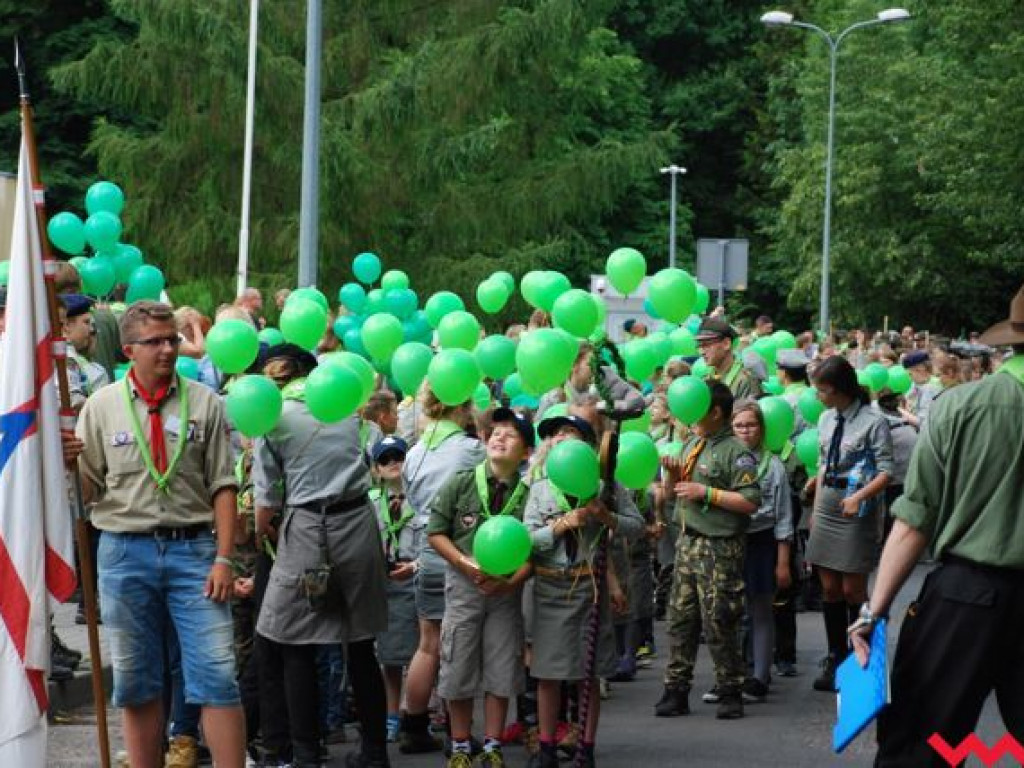 Uroczysty przemarsz skautów ulicami Wrześni