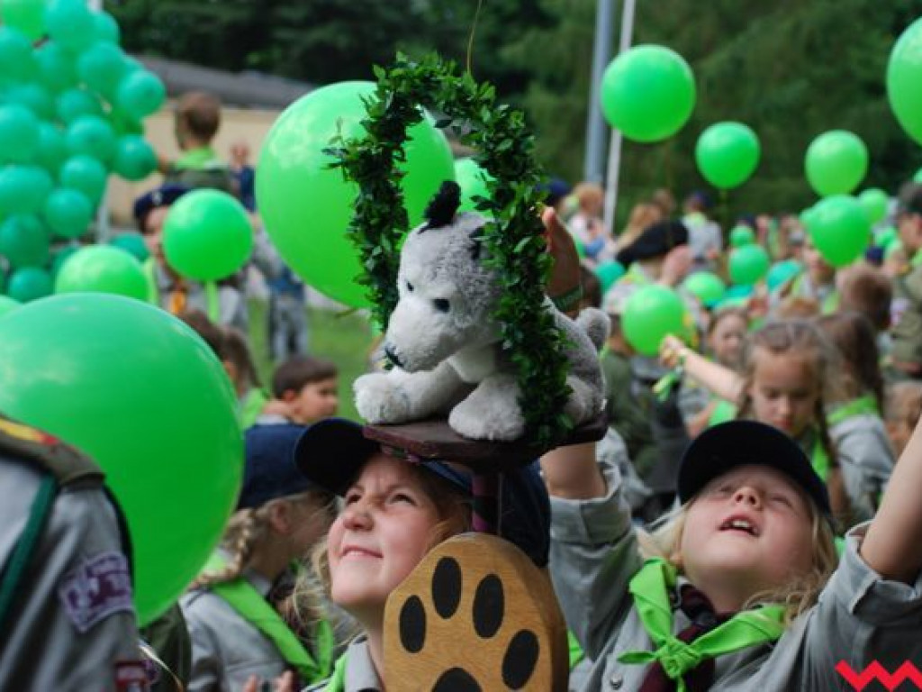 Uroczysty przemarsz skautów ulicami Wrześni