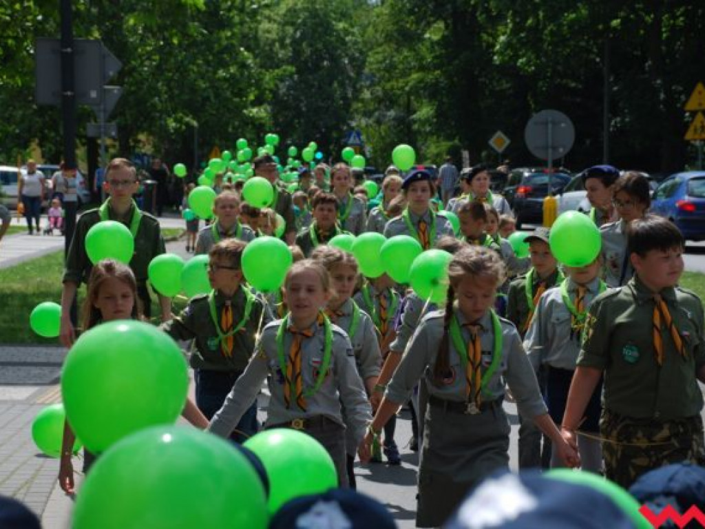 Uroczysty przemarsz skautów ulicami Wrześni