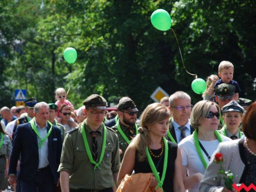 Uroczysty przemarsz skautów ulicami Wrześni