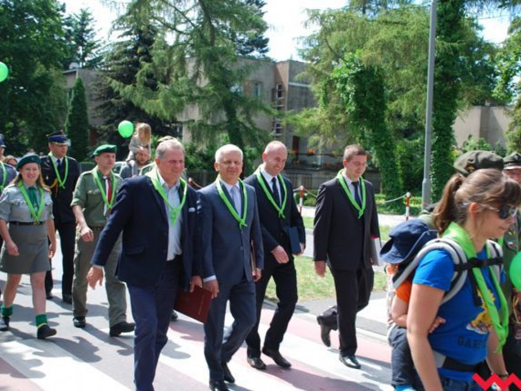 Uroczysty przemarsz skautów ulicami Wrześni