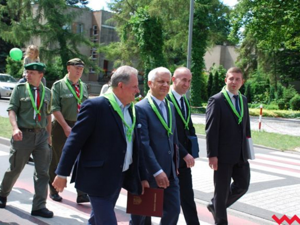 Uroczysty przemarsz skautów ulicami Wrześni