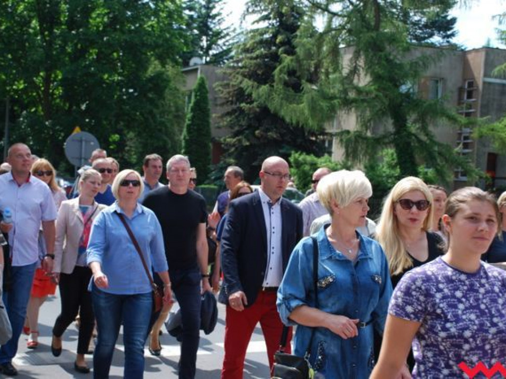 Uroczysty przemarsz skautów ulicami Wrześni