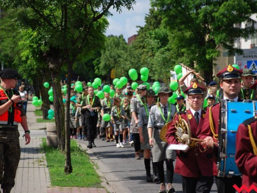 Uroczysty przemarsz skautów ulicami Wrześni