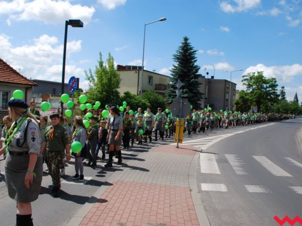 Uroczysty przemarsz skautów ulicami Wrześni