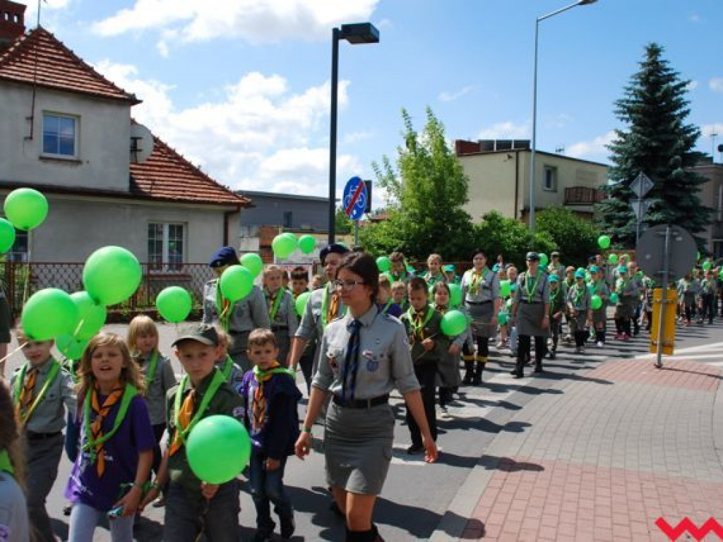 Uroczysty przemarsz skautów ulicami Wrześni