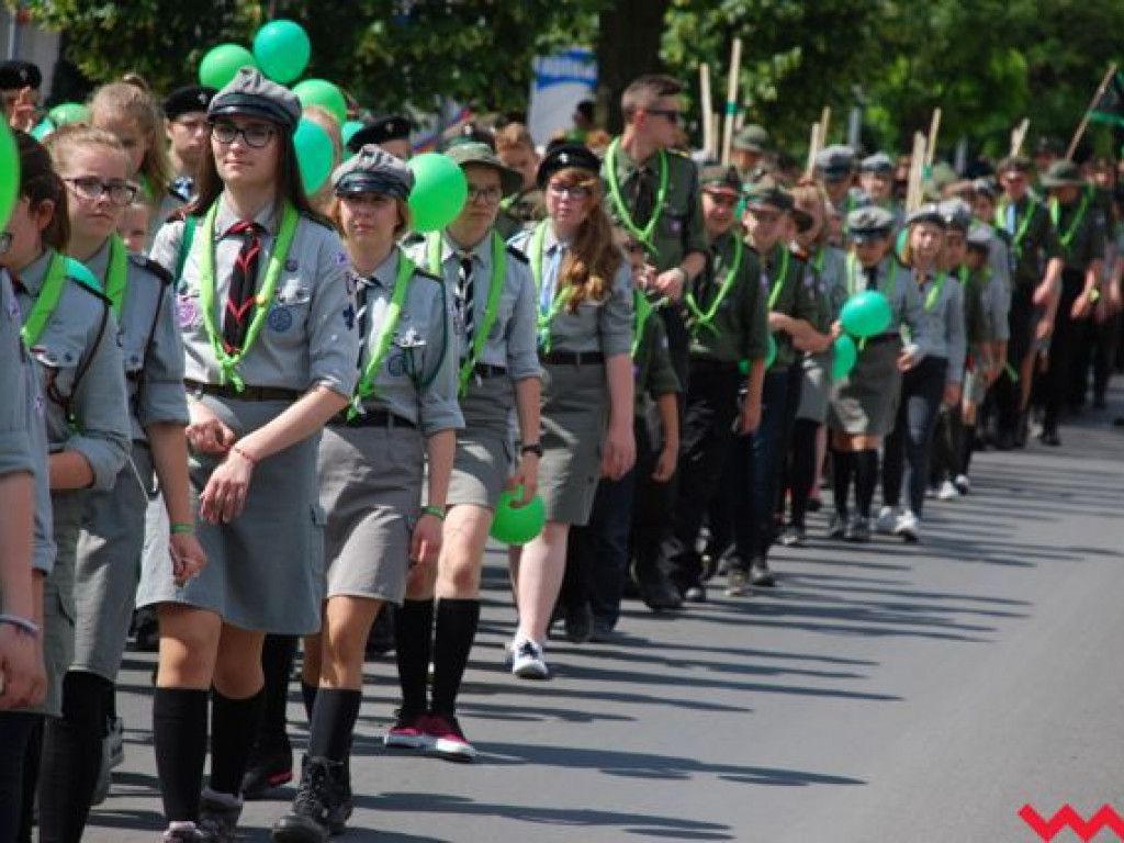 Uroczysty przemarsz skautów ulicami Wrześni