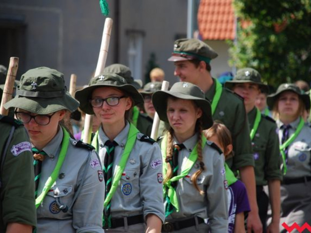 Uroczysty przemarsz skautów ulicami Wrześni