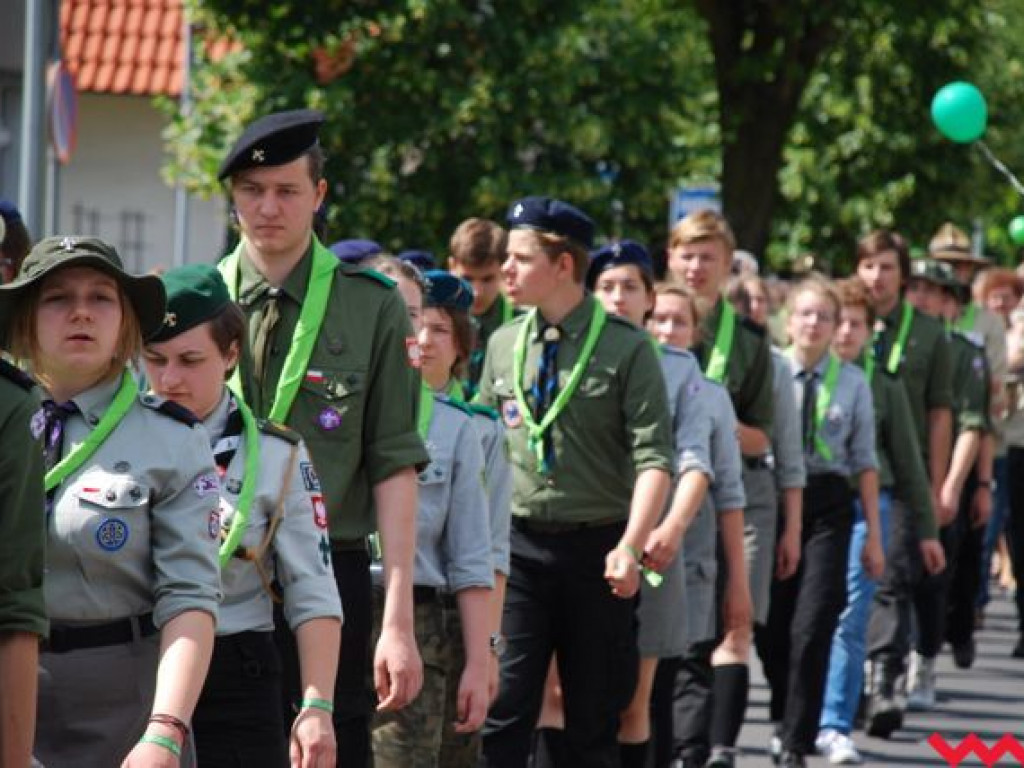 Uroczysty przemarsz skautów ulicami Wrześni