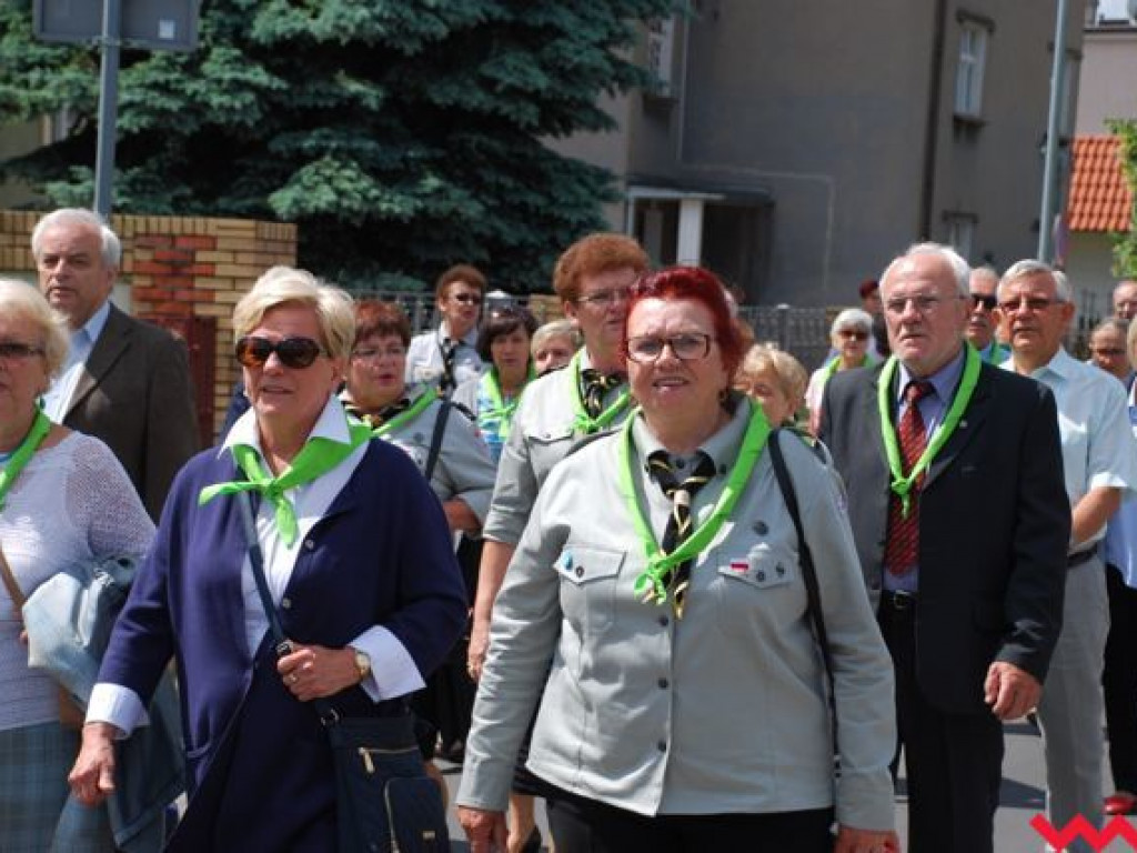 Uroczysty przemarsz skautów ulicami Wrześni
