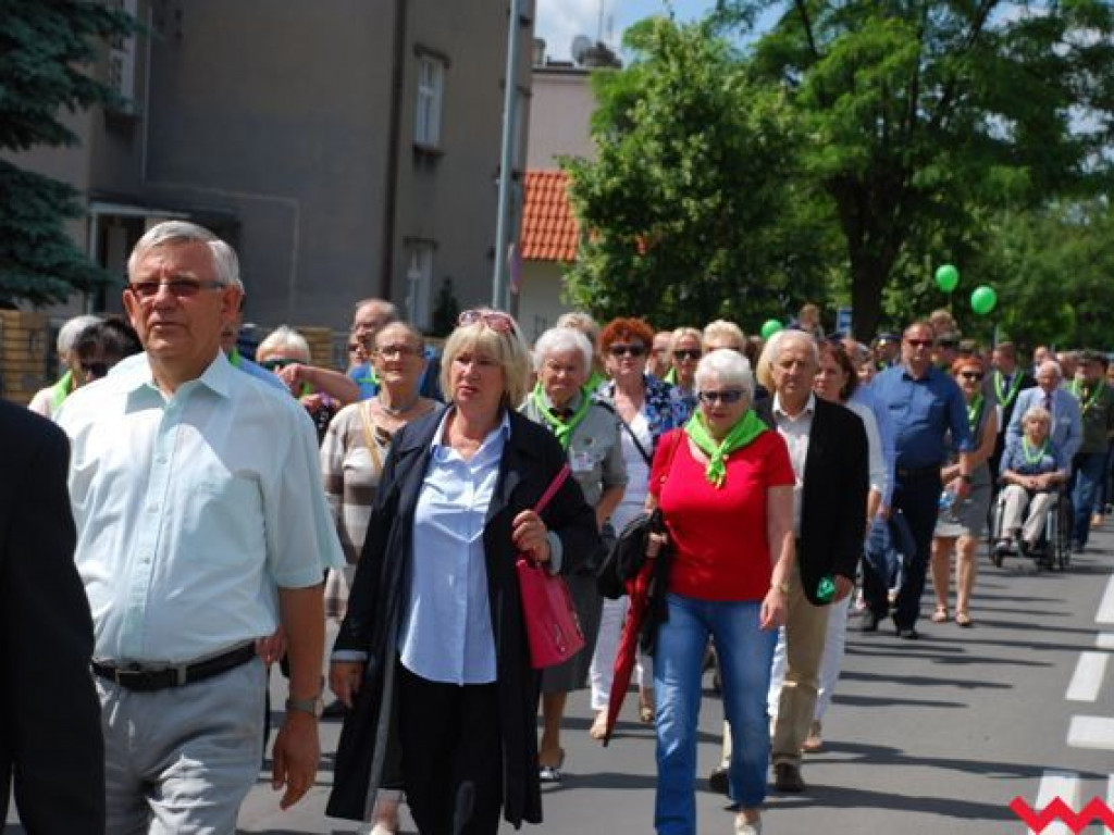 Uroczysty przemarsz skautów ulicami Wrześni
