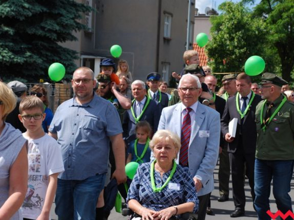 Uroczysty przemarsz skautów ulicami Wrześni