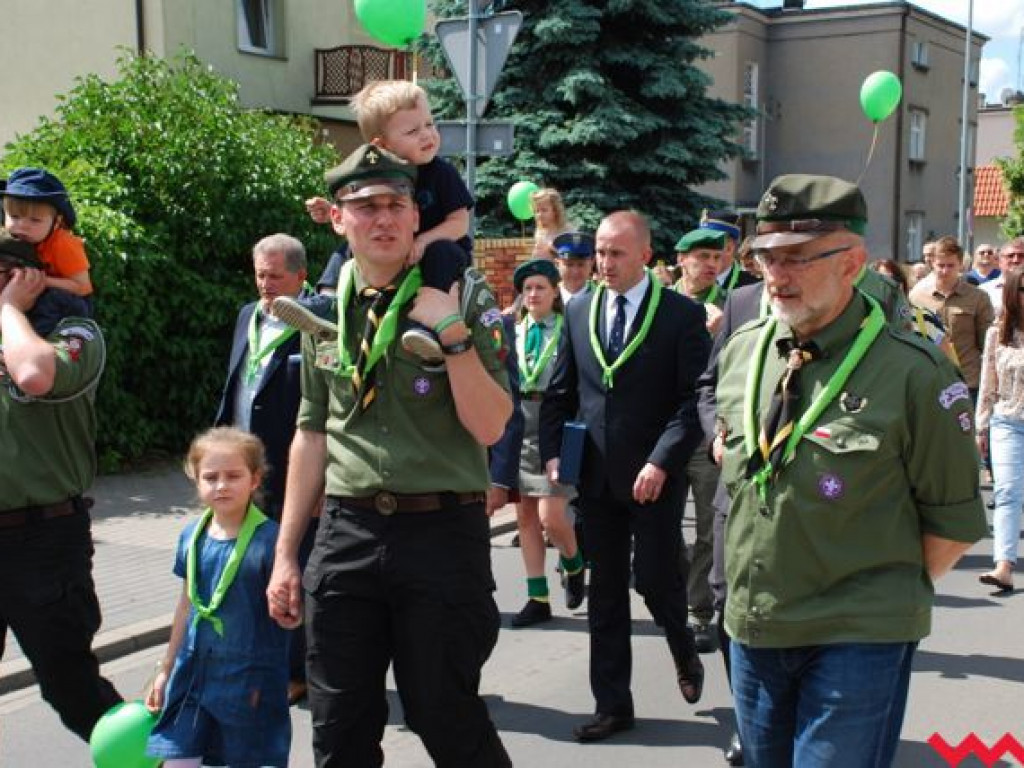 Uroczysty przemarsz skautów ulicami Wrześni