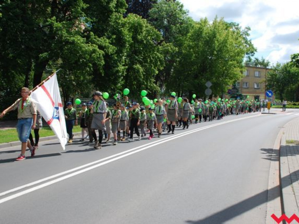Uroczysty przemarsz skautów ulicami Wrześni
