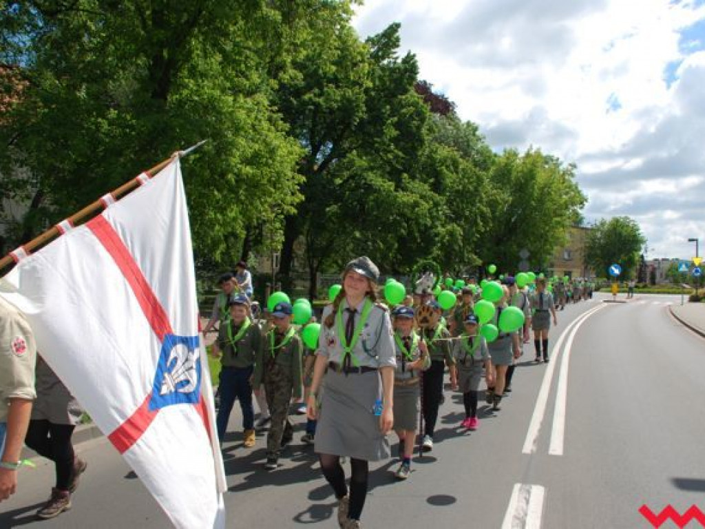 Uroczysty przemarsz skautów ulicami Wrześni