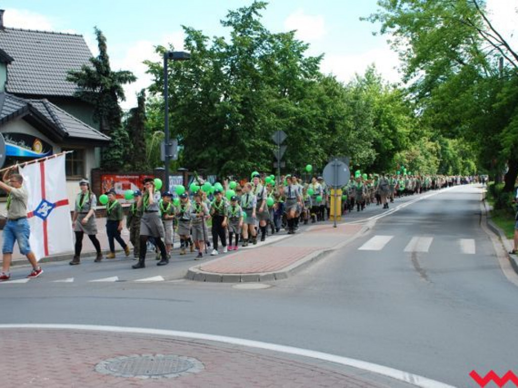 Uroczysty przemarsz skautów ulicami Wrześni